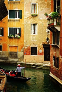 Private Gondola Ride on the Canals of Venice with Serenade