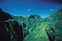 Hiking in Vaipohe Valley