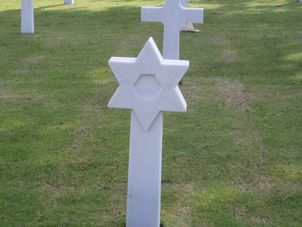 Jewish Headstone D-Day Tour: Normandy Battlefields and Landing Beaches by Minivan