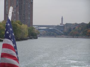 The veiw from the stern of the boat Manhattan Island Cruise