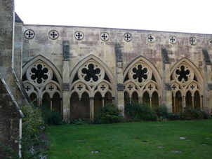 Courtyard Salisbury Budget London Tour - Salisbury, Stonehenge and Bath