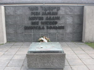 Message Dachau Concentration Camp Memorial Small Group Tour from Munich